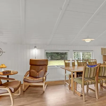 Pet Friendly In With Kitchen Holiday home